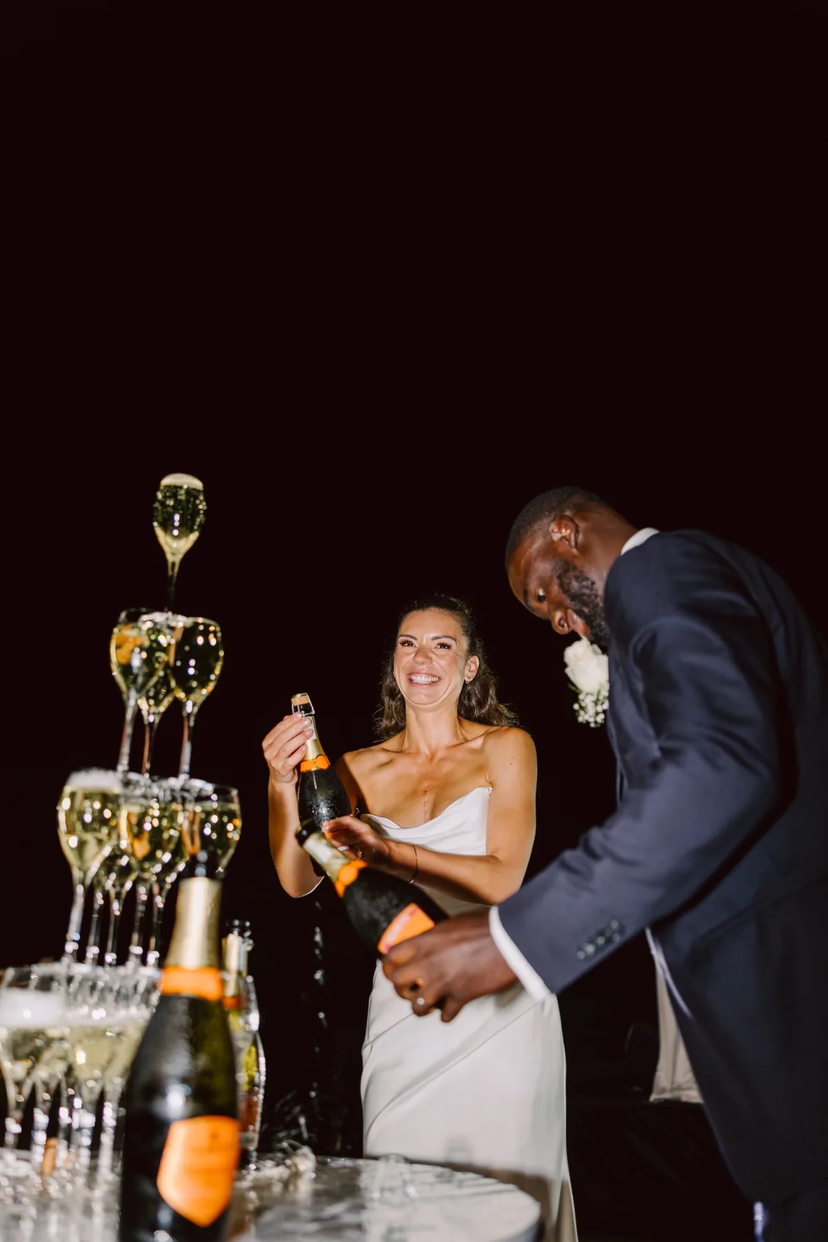 Gece şampanya kulesinin başında çift, Korineum Golf & Beach Resort — Mert Gardiyanoğlu Photography