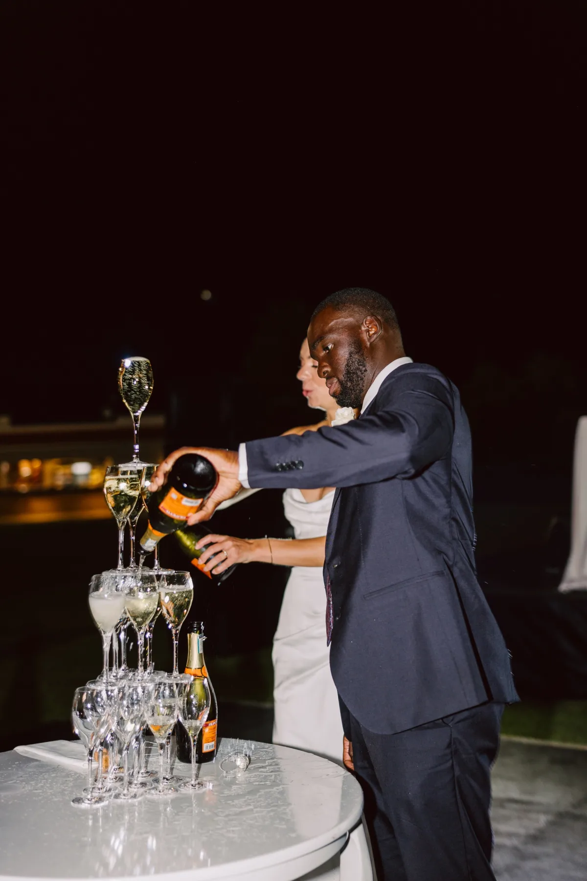 Damat gece şampanya kulesini doldururken, Korineum Golf & Beach Resort — Mert Gardiyanoğlu Photography