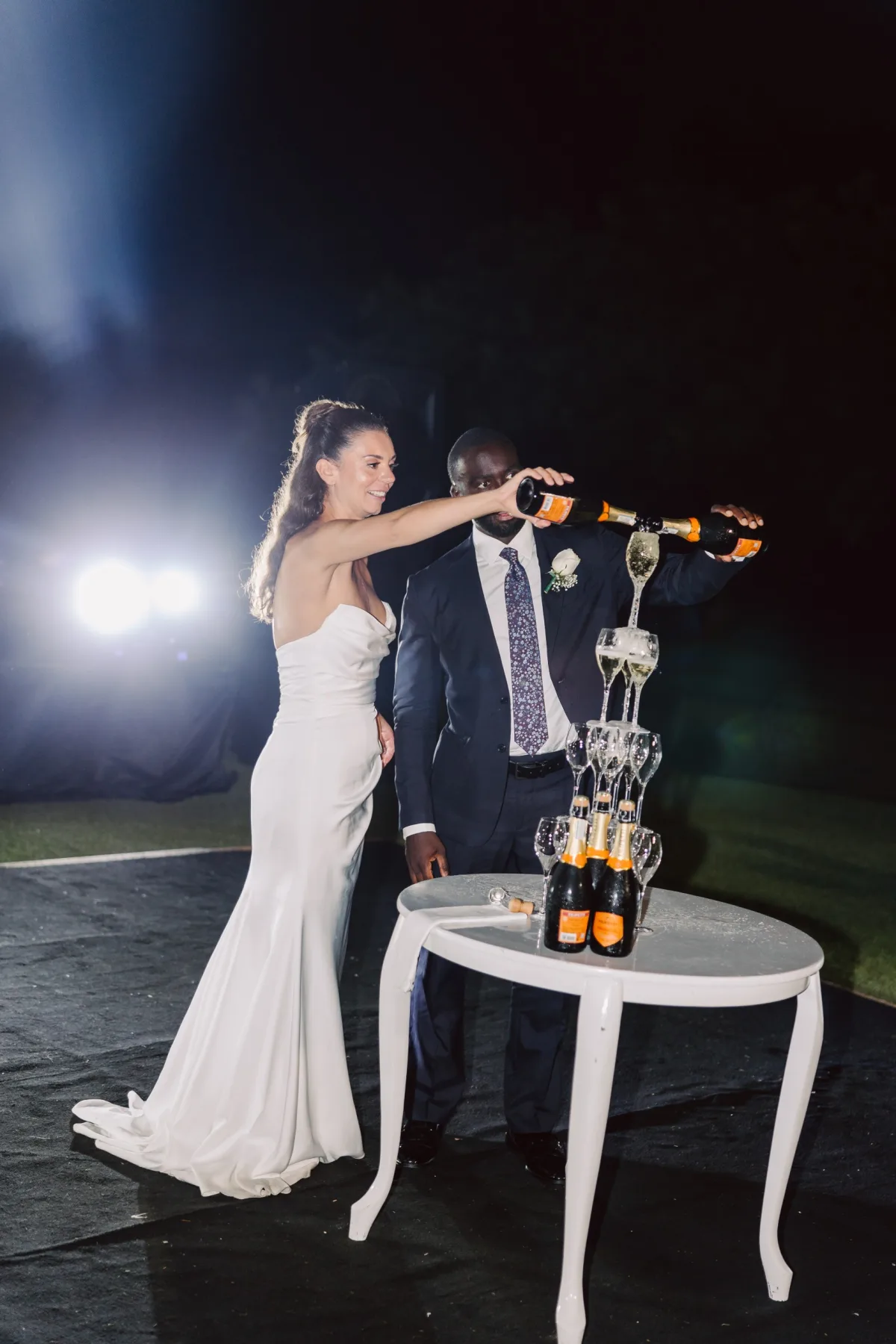 Gelin şampanya kulesini doldururken, gece, Korineum Golf & Beach Resort — Mert Gardiyanoğlu Photography