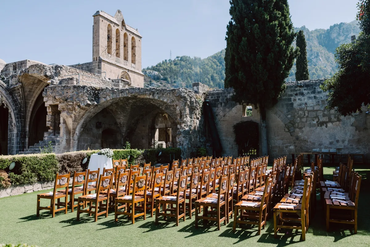 Tören öncesi dizilmiş sandalyeler, Bellapais Manastırı — Mert Gardiyanoğlu Photography
