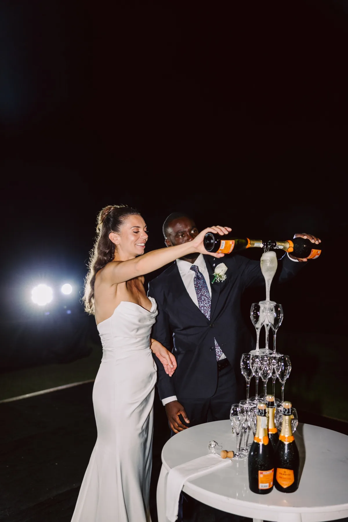 Çift şampanya kulesinin başında, gece, Korineum Golf & Beach Resort — Mert Gardiyanoğlu Photography