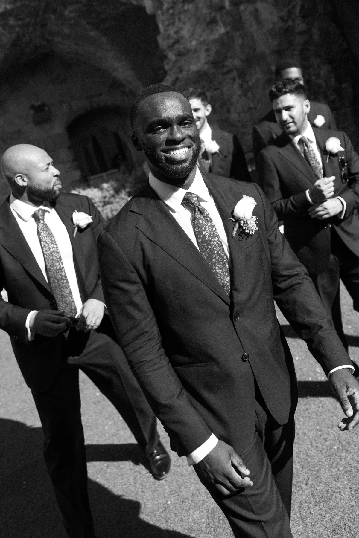 Damat ve sağdıçlar yürürken, siyah beyaz, Bellapais Manastırı — Mert Gardiyanoğlu Photography