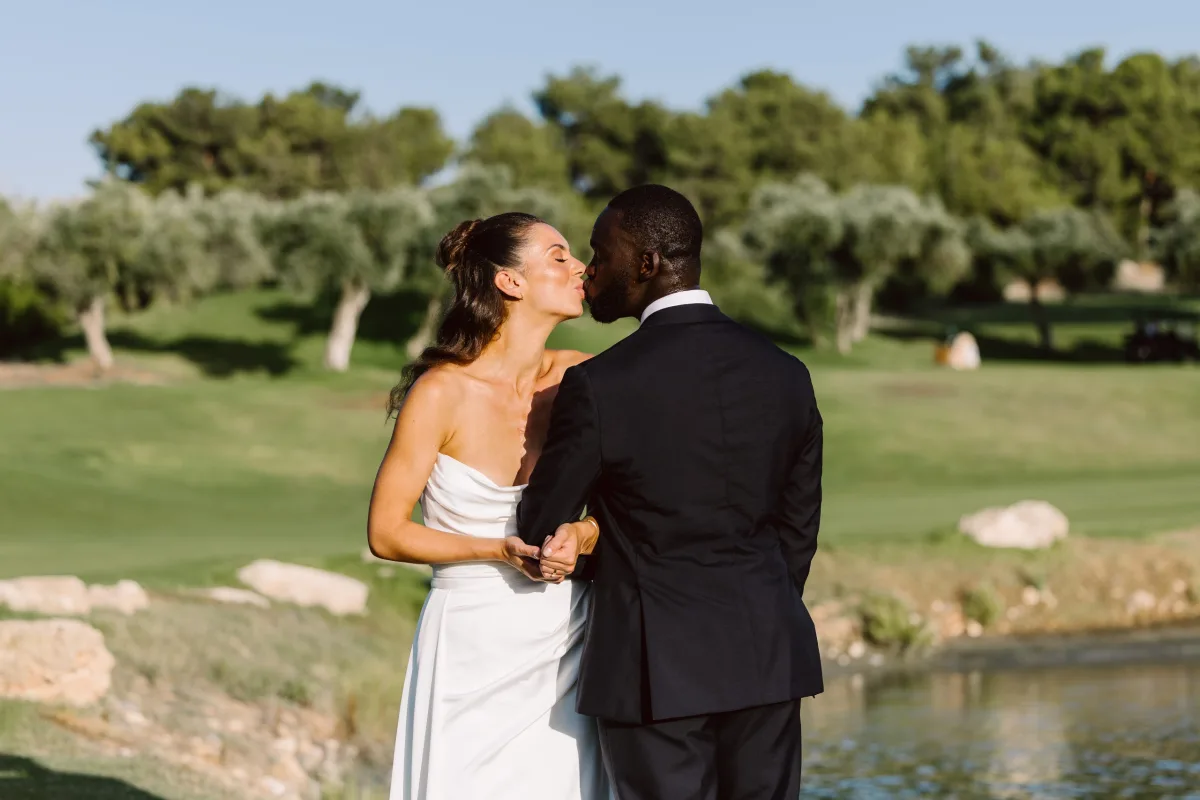Göl kenarında öpüşen çift, Korineum Golf & Beach Resort — Mert Gardiyanoğlu Photography