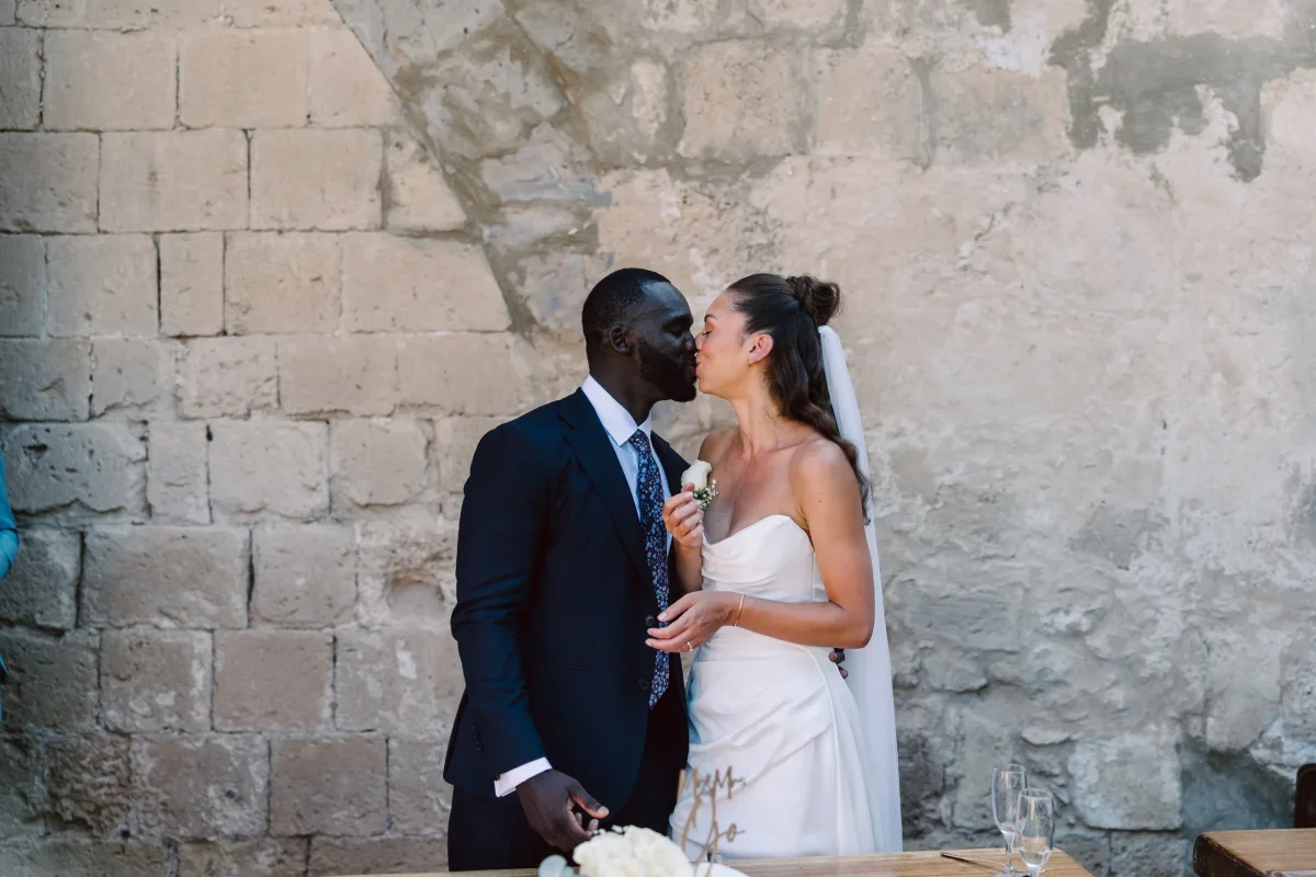 Çift taş duvarın önünde öpüşürken, Bellapais Manastırı — Mert Gardiyanoğlu Photography