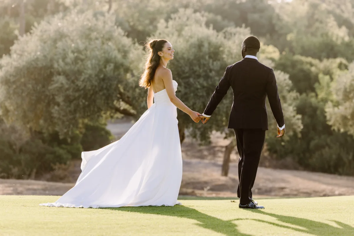 Zeytinlikte el ele yürüyen çift, Korineum Golf & Beach Resort — Mert Gardiyanoğlu Photography
