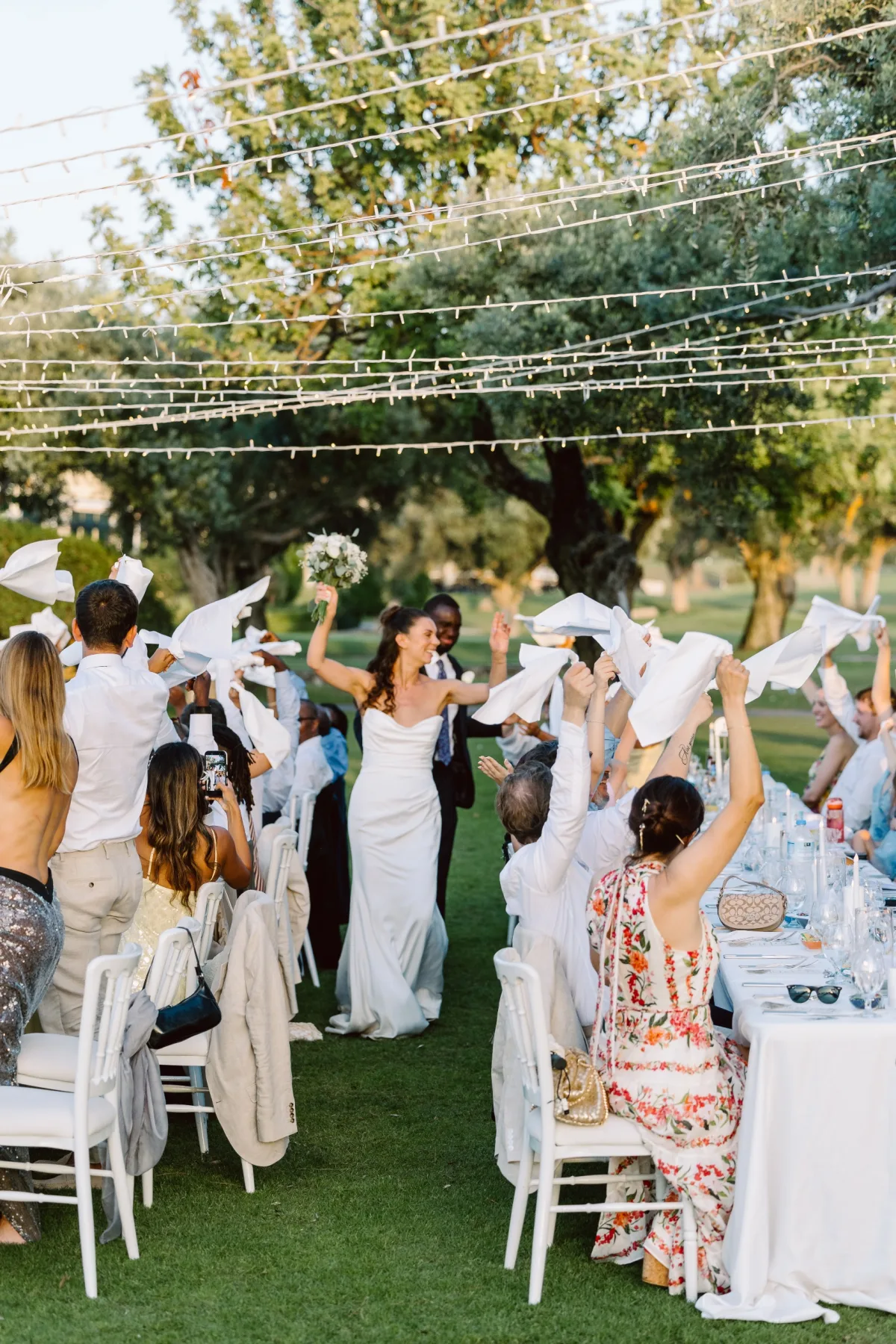 Gelin girerken peçete sallayan davetliler, Korineum Golf & Beach Resort — Mert Gardiyanoğlu Photography