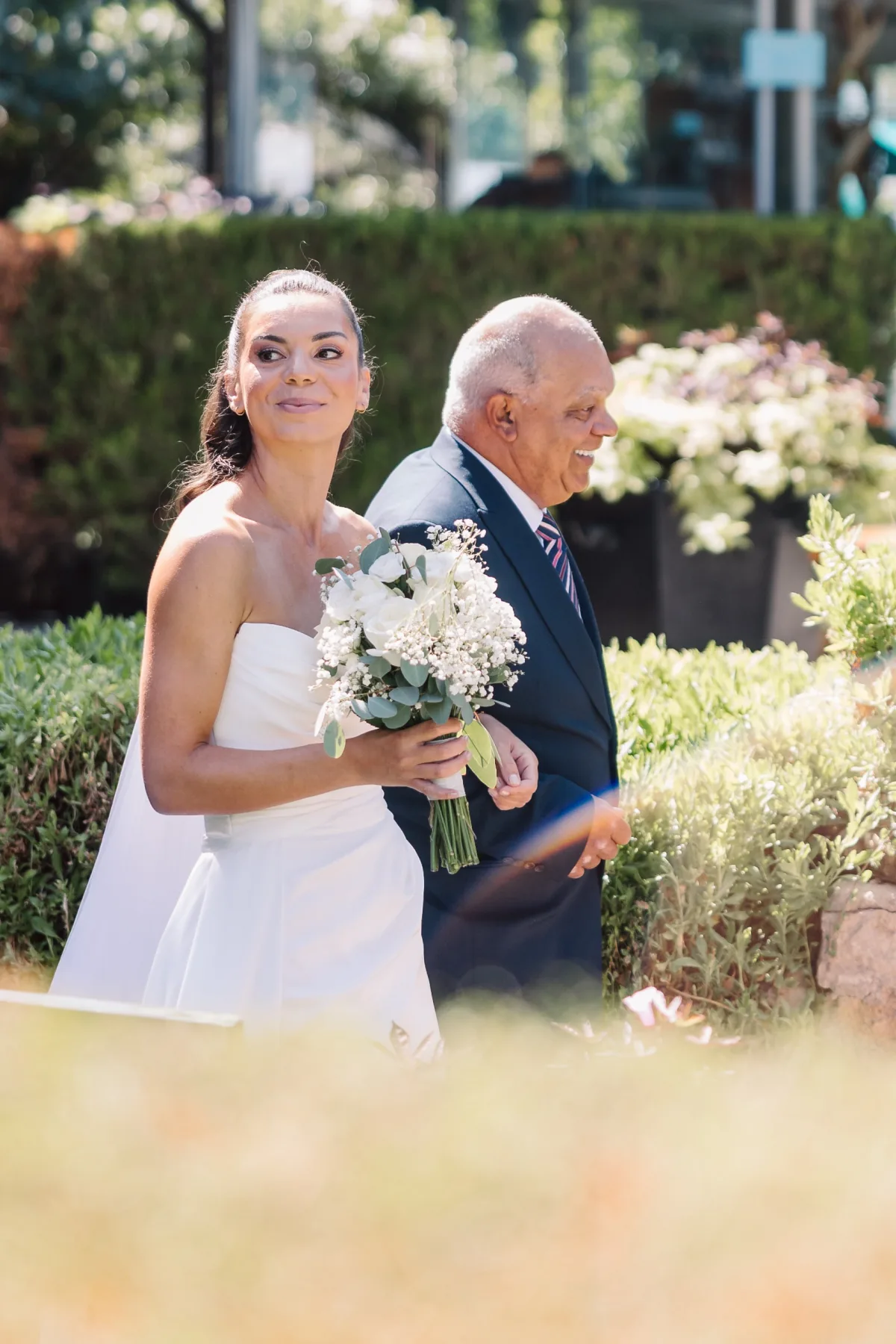 Gelin babasının koluna girmiş törene yürürken, Bellapais Manastırı — Mert Gardiyanoğlu Photography