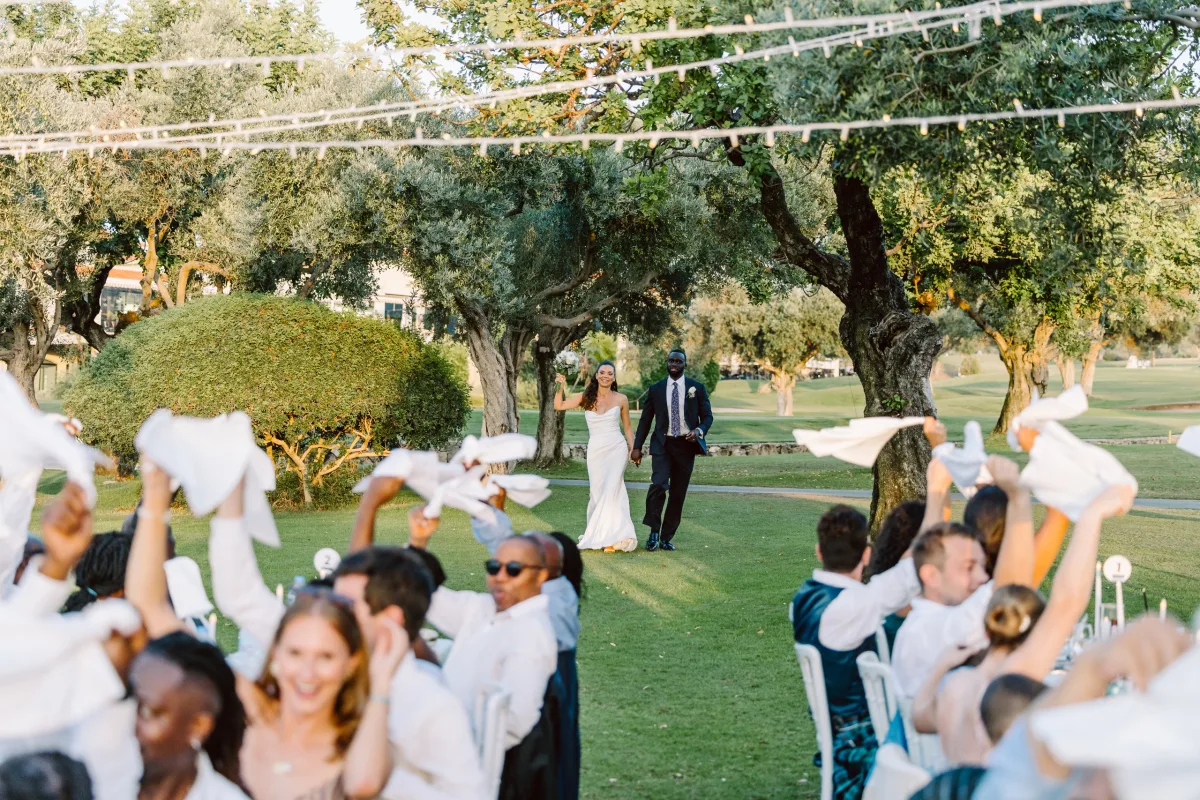Davetliler peçete sallarken çift uzakta, Korineum Golf & Beach Resort — Mert Gardiyanoğlu Photography