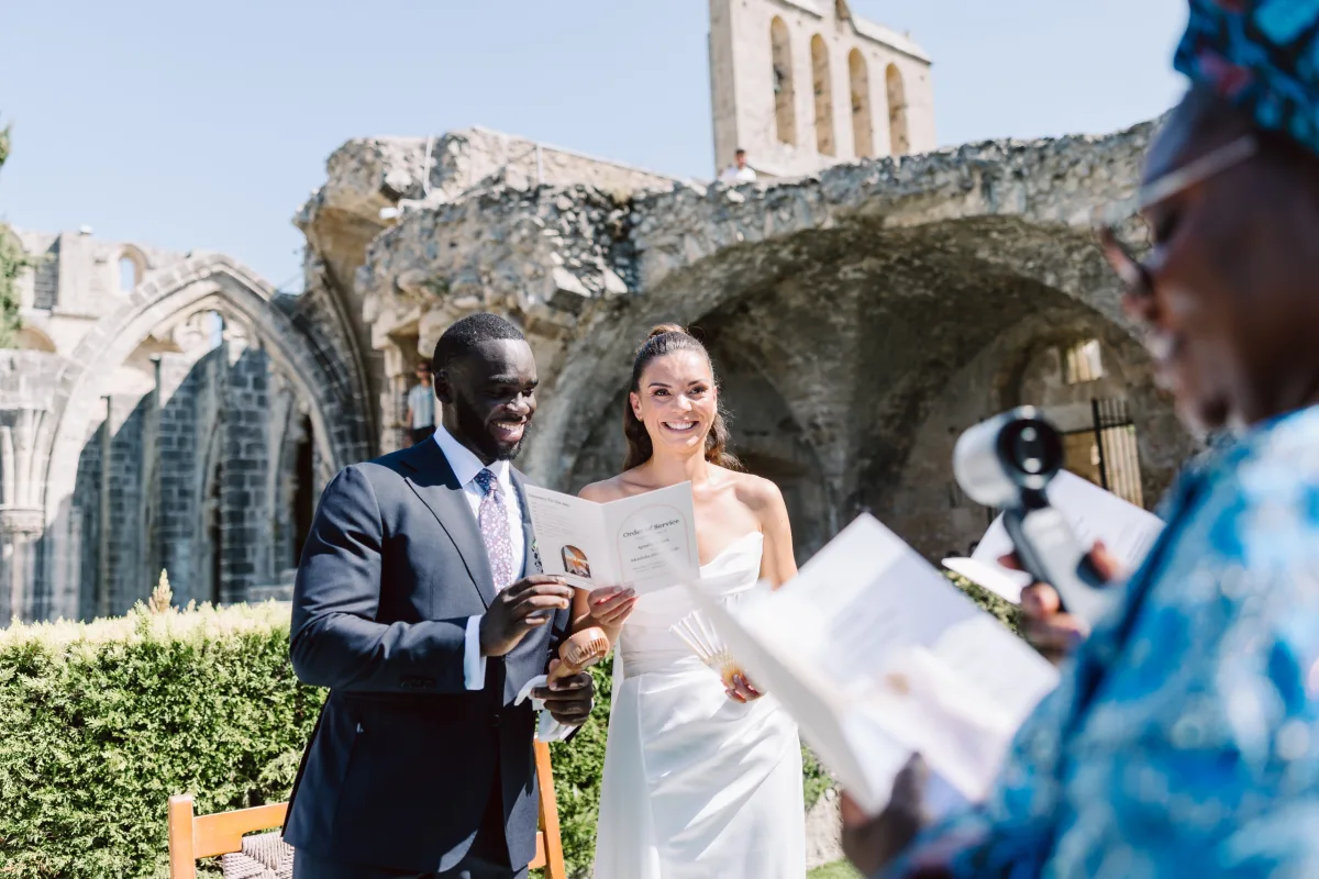 Nikâh memuru töreni okurken, Bellapais Manastırı — Mert Gardiyanoğlu Photography