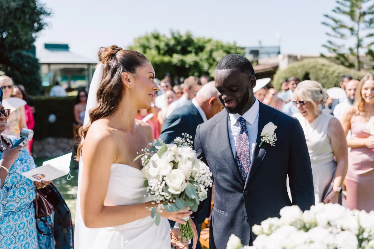 Tören sonrası buketiyle yürüyen gelin ve damat, Bellapais Manastırı — Mert Gardiyanoğlu Photography