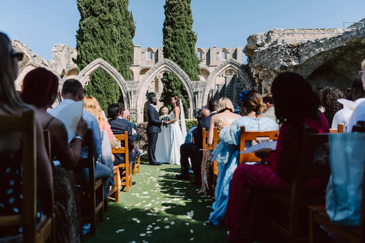 Tören sırasında davetlilerin arkasından görünen manastır, Bellapais Manastırı — Mert Gardiyanoğlu Photography
