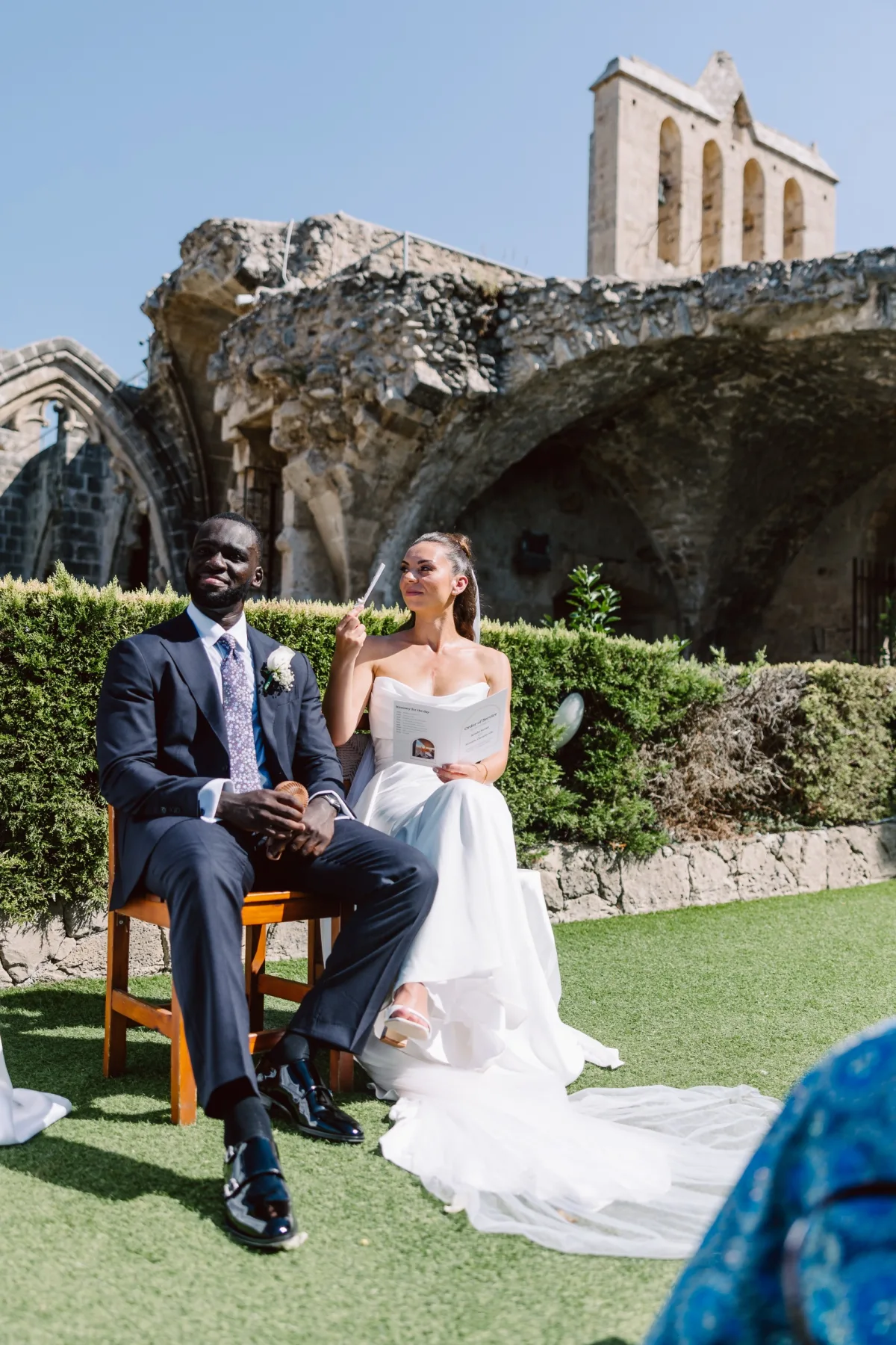 Çift tören sırasında otururken, Bellapais Manastırı — Mert Gardiyanoğlu Photography