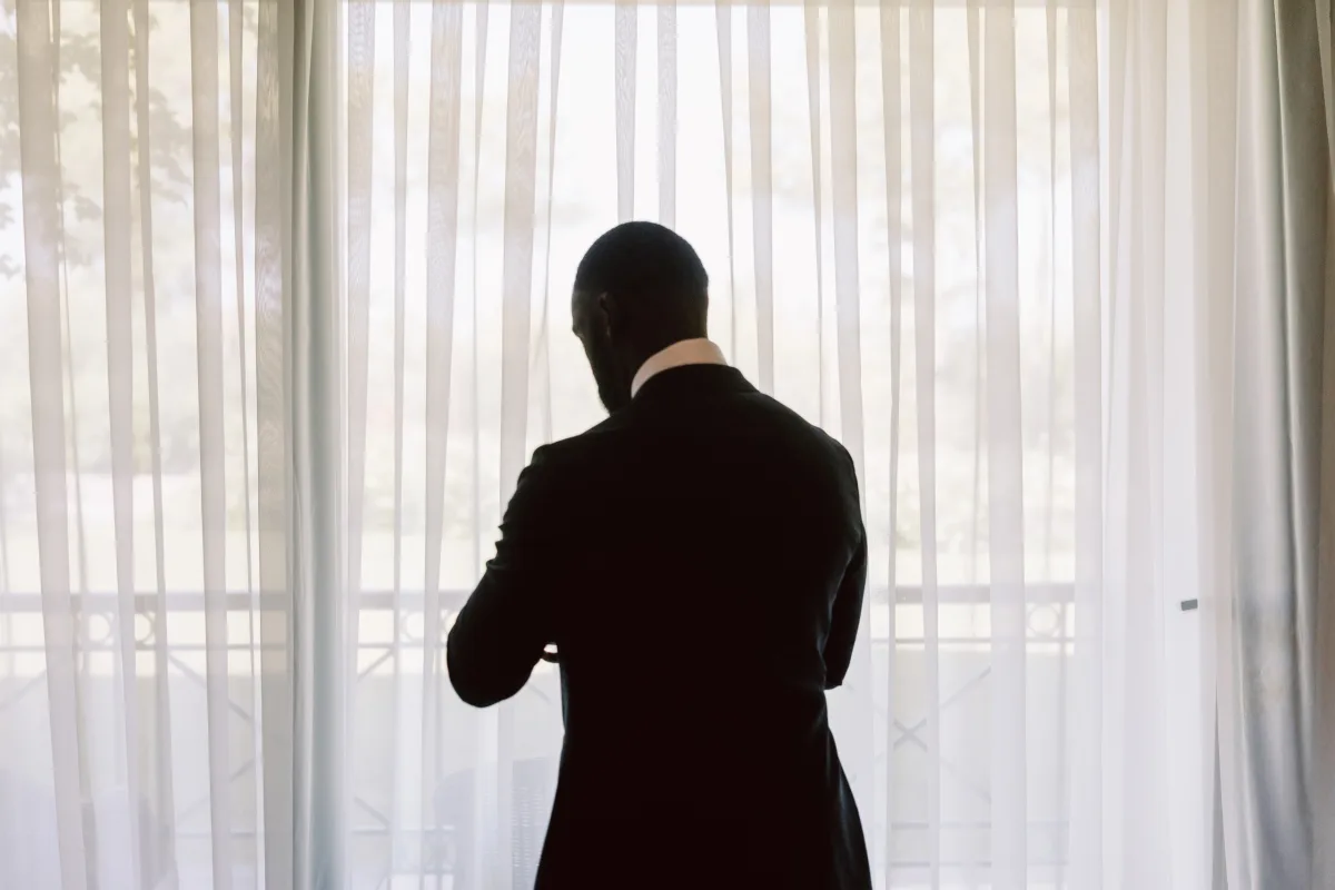 Damat perdeden gelen ışığın önünde, silüet — Mert Gardiyanoğlu Photography