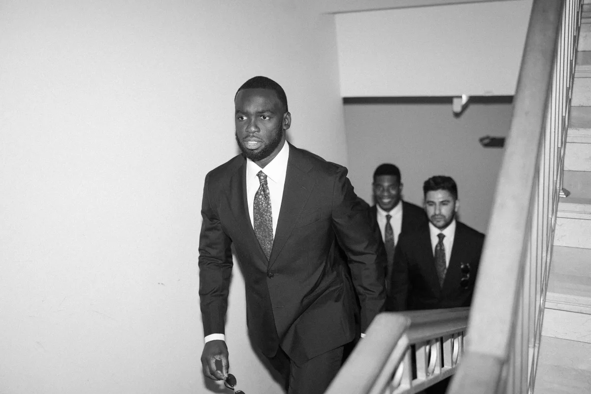 Damat ve sağdıçları merdivenden inerken, siyah beyaz — Mert Gardiyanoğlu Photography