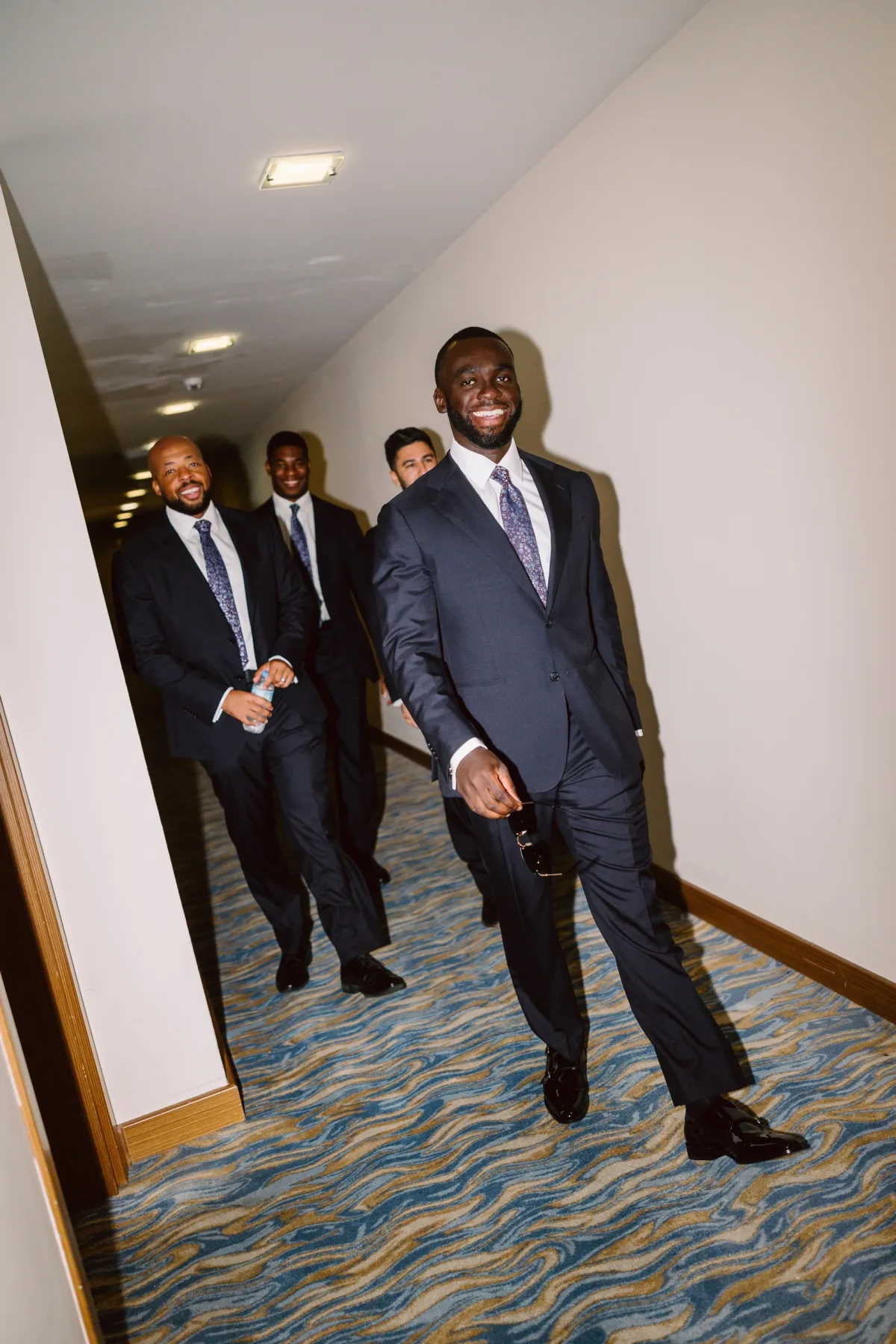 Damat ve sağdıçları otel koridorunda törene giderken — Mert Gardiyanoğlu Photography