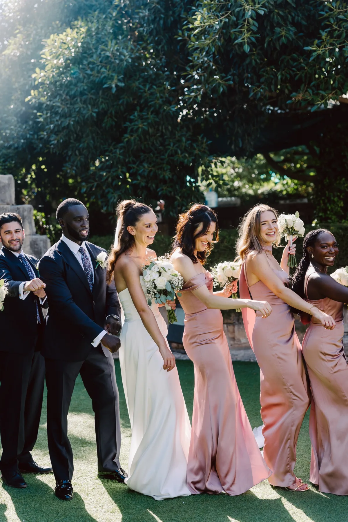 Gelin, damat ve pembe elbiseli nedimeler tören sonrası, Bellapais Manastırı — Mert Gardiyanoğlu Photography
