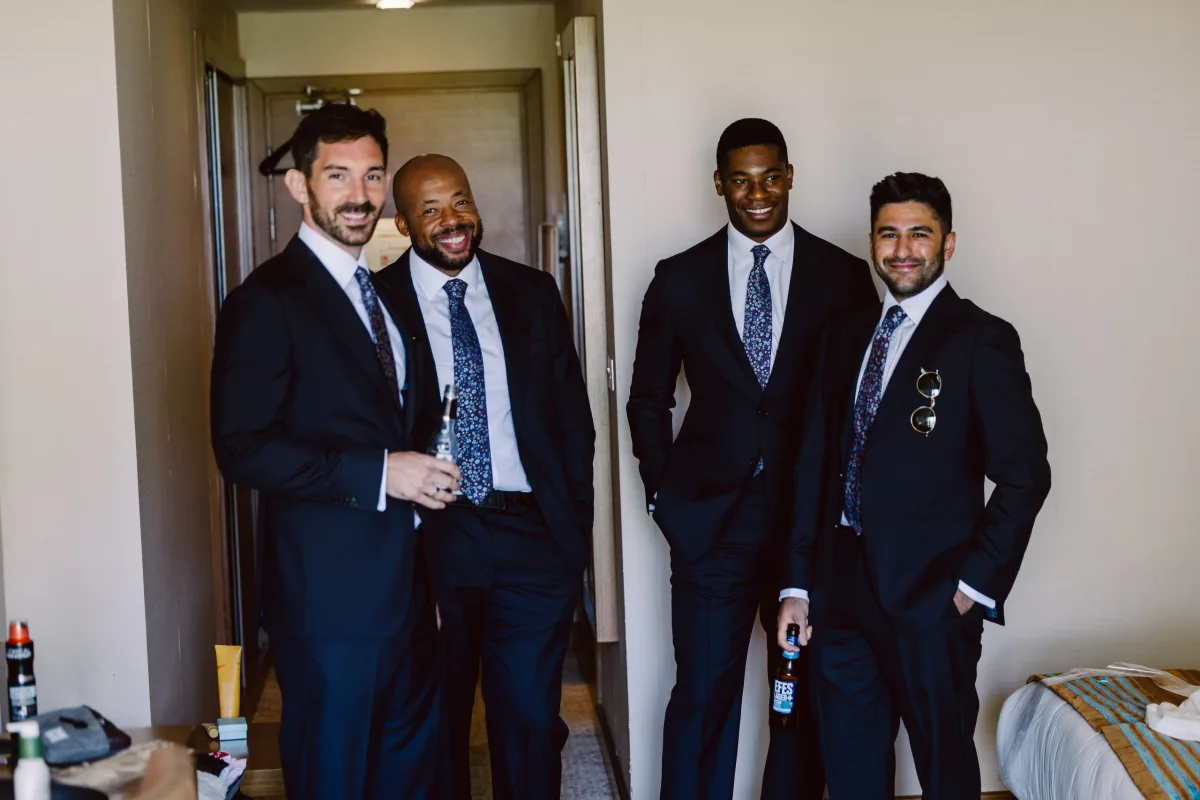 Damat ve sağdıçları otel odasında hazırlanırken — Mert Gardiyanoğlu Photography