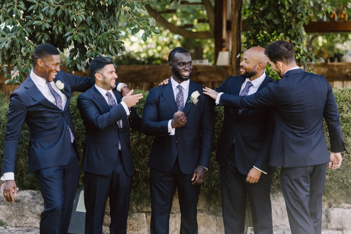 Damat ve sağdıçlar gülüşürken, Bellapais Manastırı bahçesinde — Mert Gardiyanoğlu Photography
