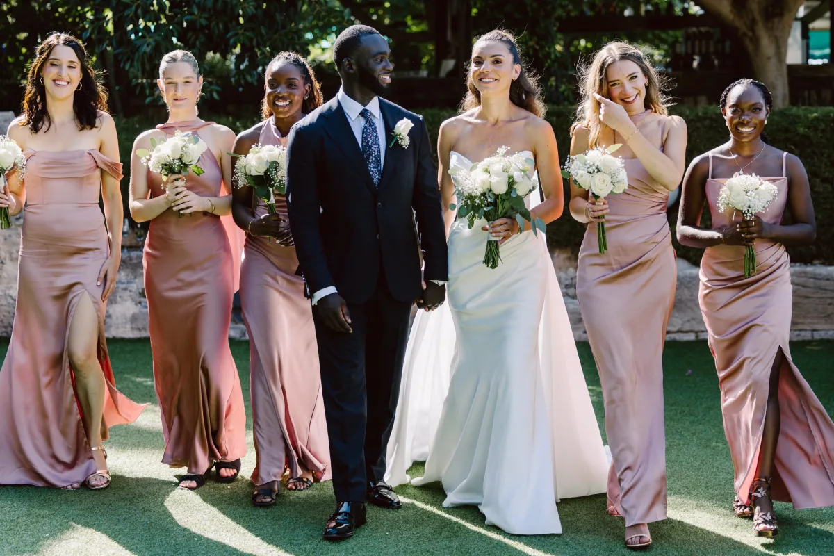 Gelin, damat ve nedimeler birlikte yürürken, Bellapais Manastırı — Mert Gardiyanoğlu Photography