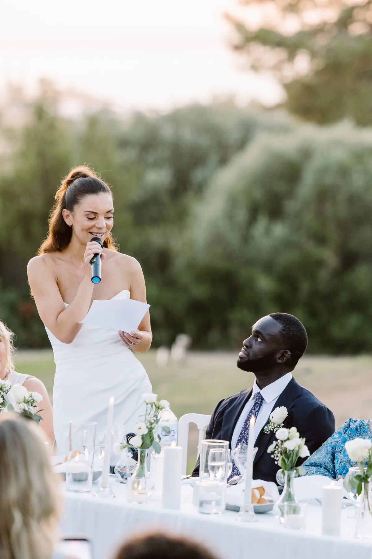 Gelin akşam yemeğinde konuşma yaparken, damat dinliyor — Mert Gardiyanoğlu Photography