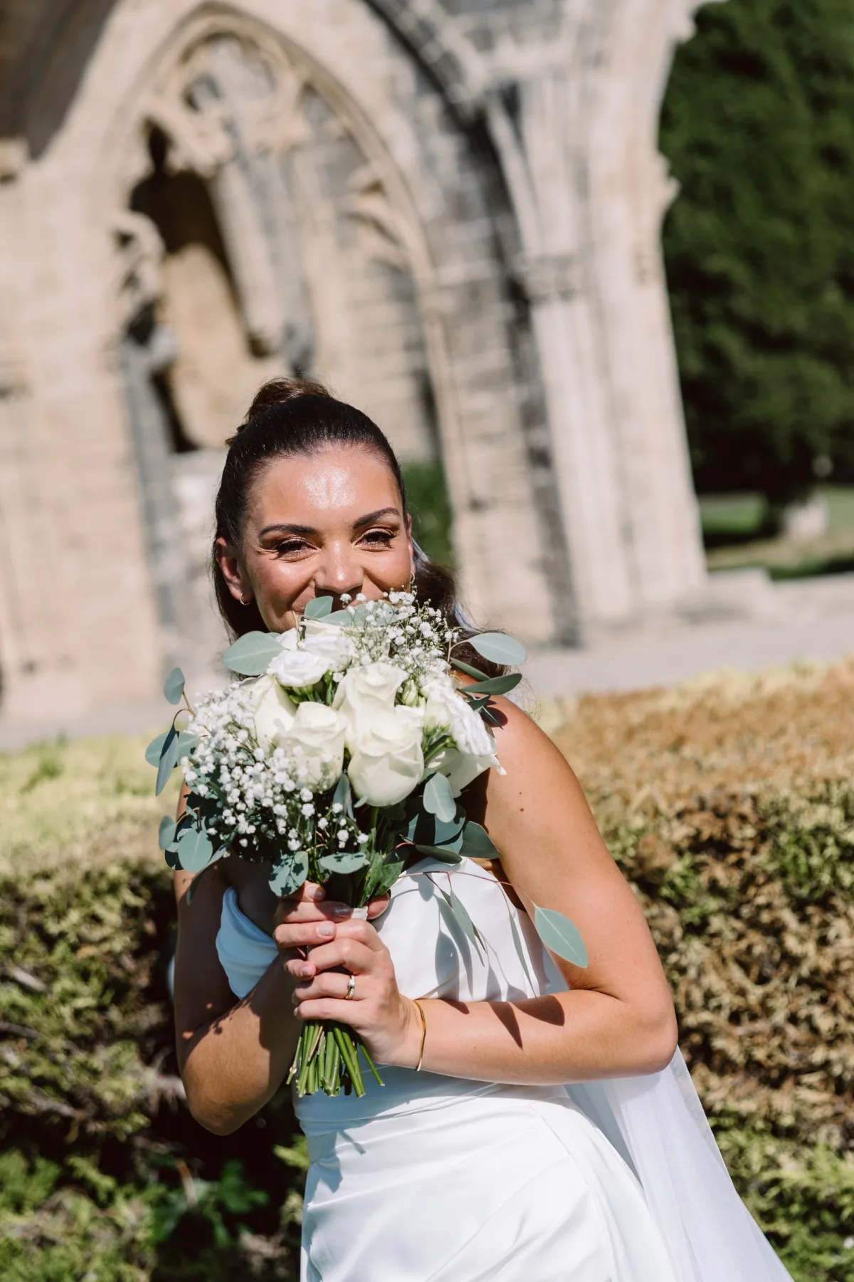 Nedime buketini yüzüne tutup gülerken, Bellapais Manastırı — Mert Gardiyanoğlu Photography