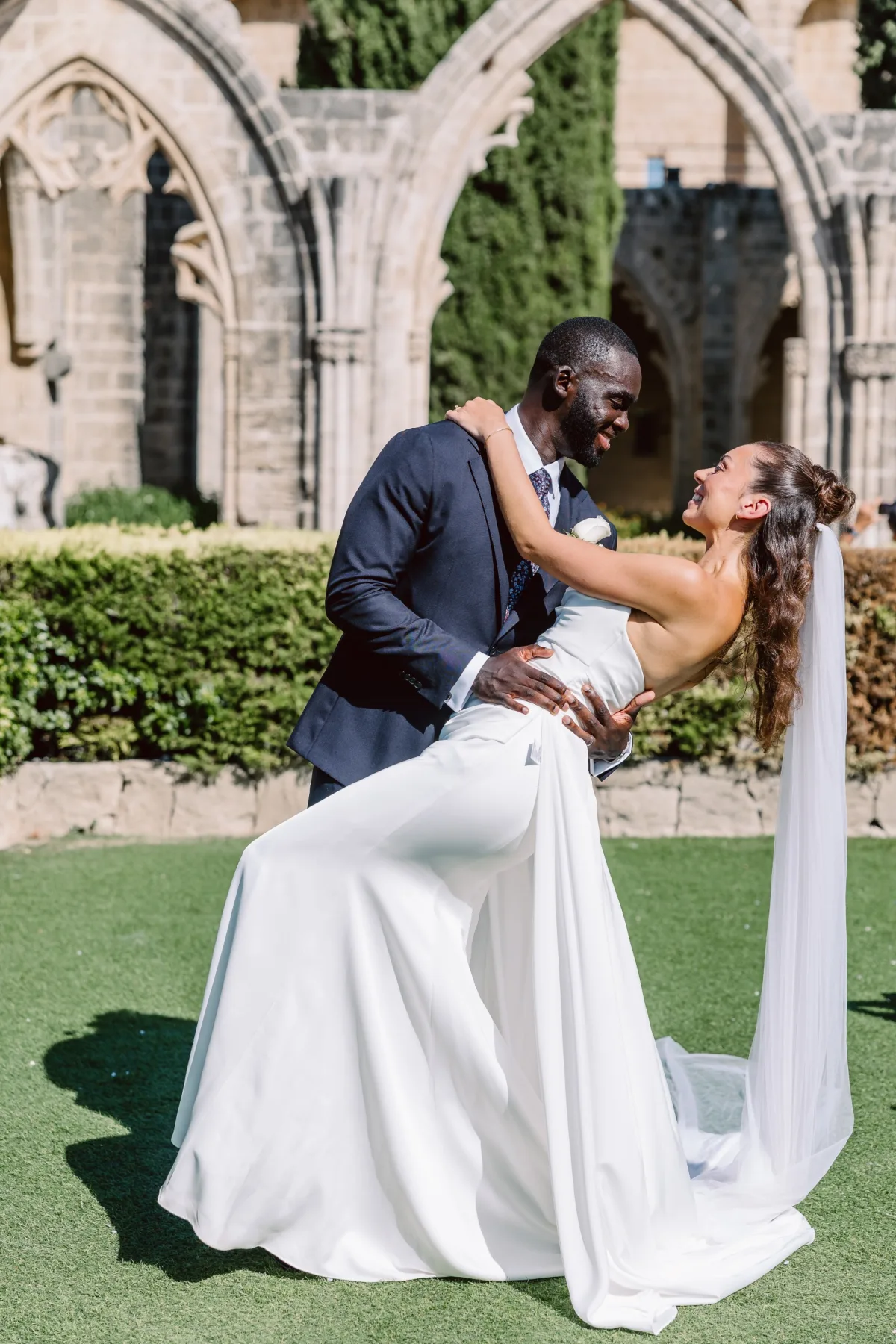 Damat gelini geriye yatırırken, Bellapais Manastırı kemerlerinin önünde — Mert Gardiyanoğlu Photography