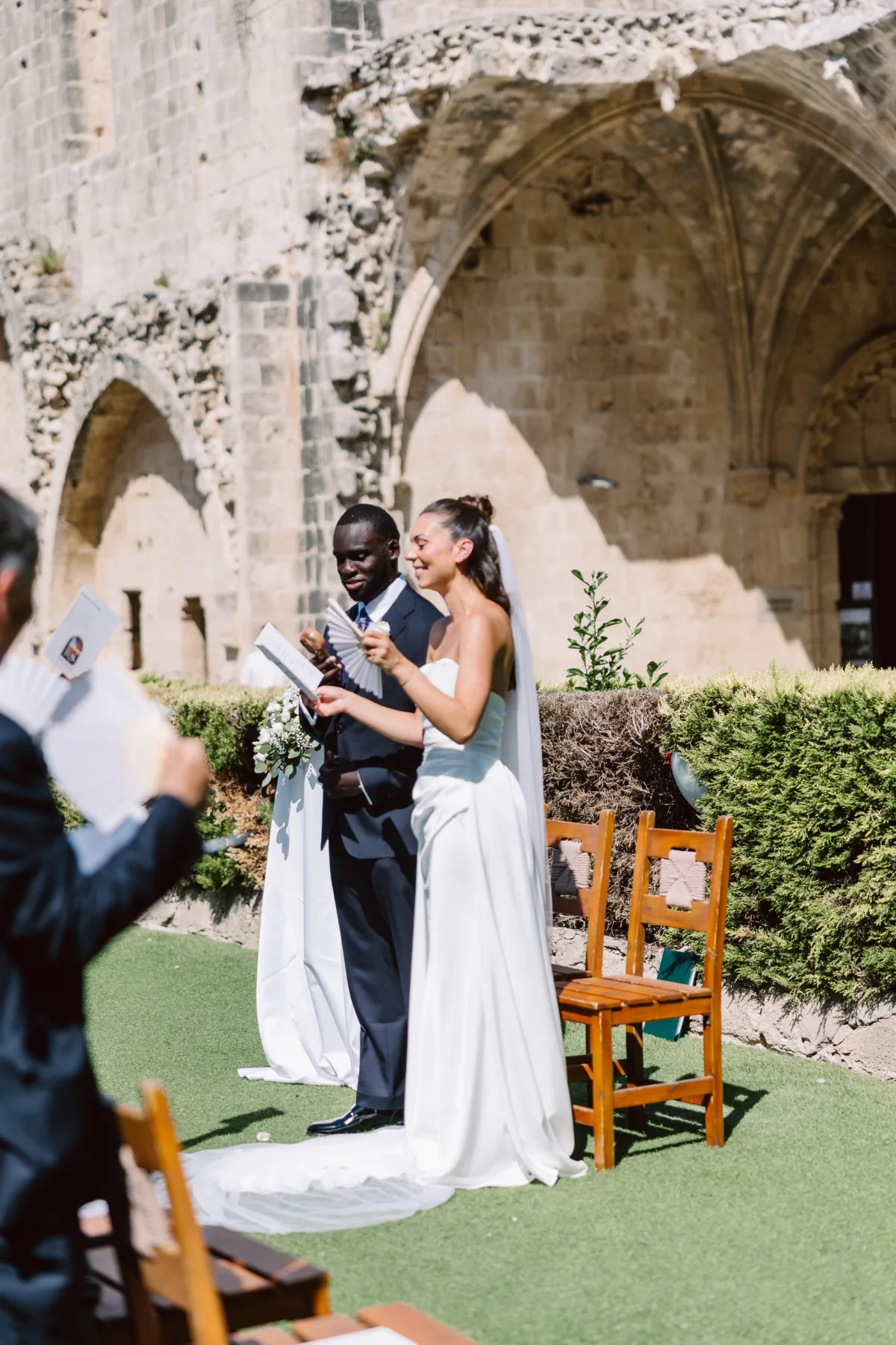 Nikâh memuru töreni okurken çift karşısında, Bellapais Manastırı — Mert Gardiyanoğlu Photography