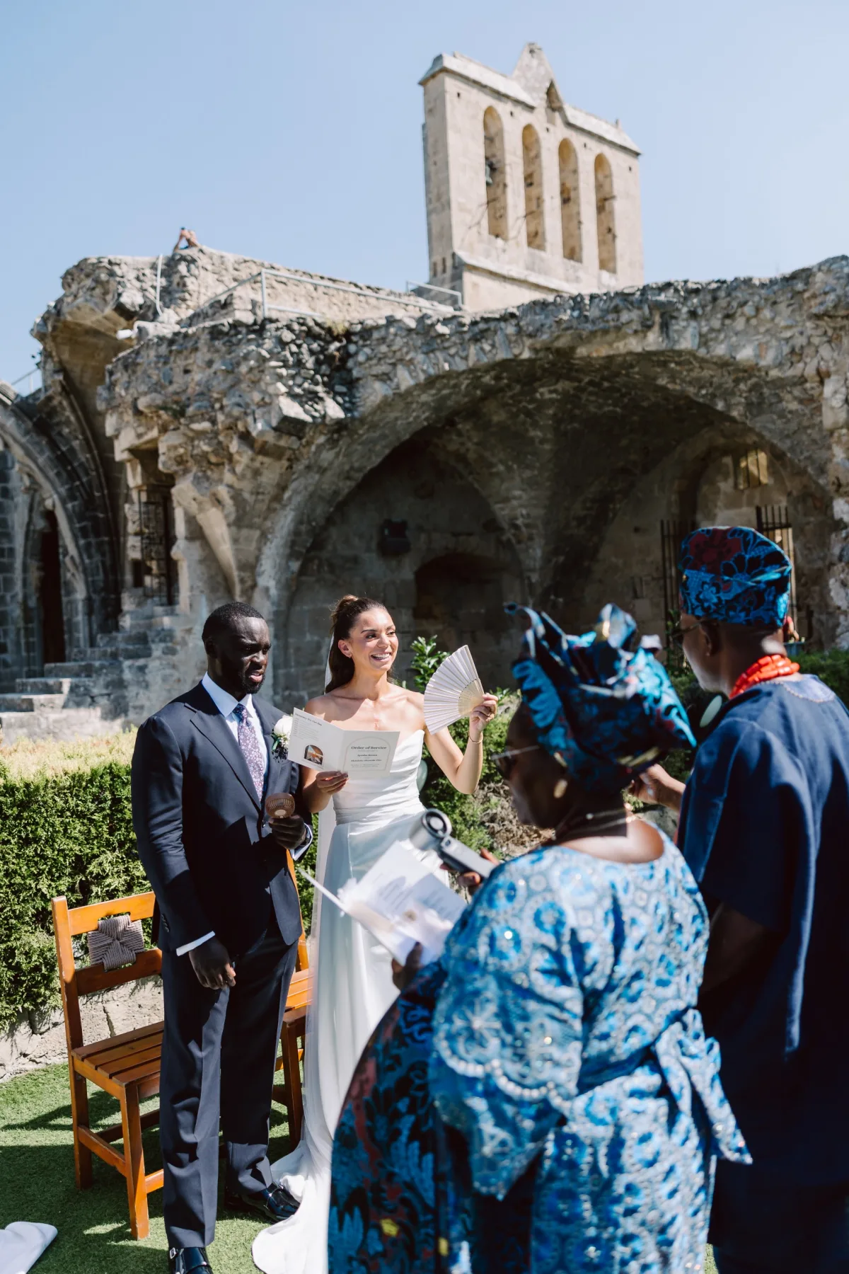 Geleneksel kıyafetli konukların tören sırasında çifte eşlik edişi, Bellapais Manastırı — Mert Gardiyanoğlu Photography