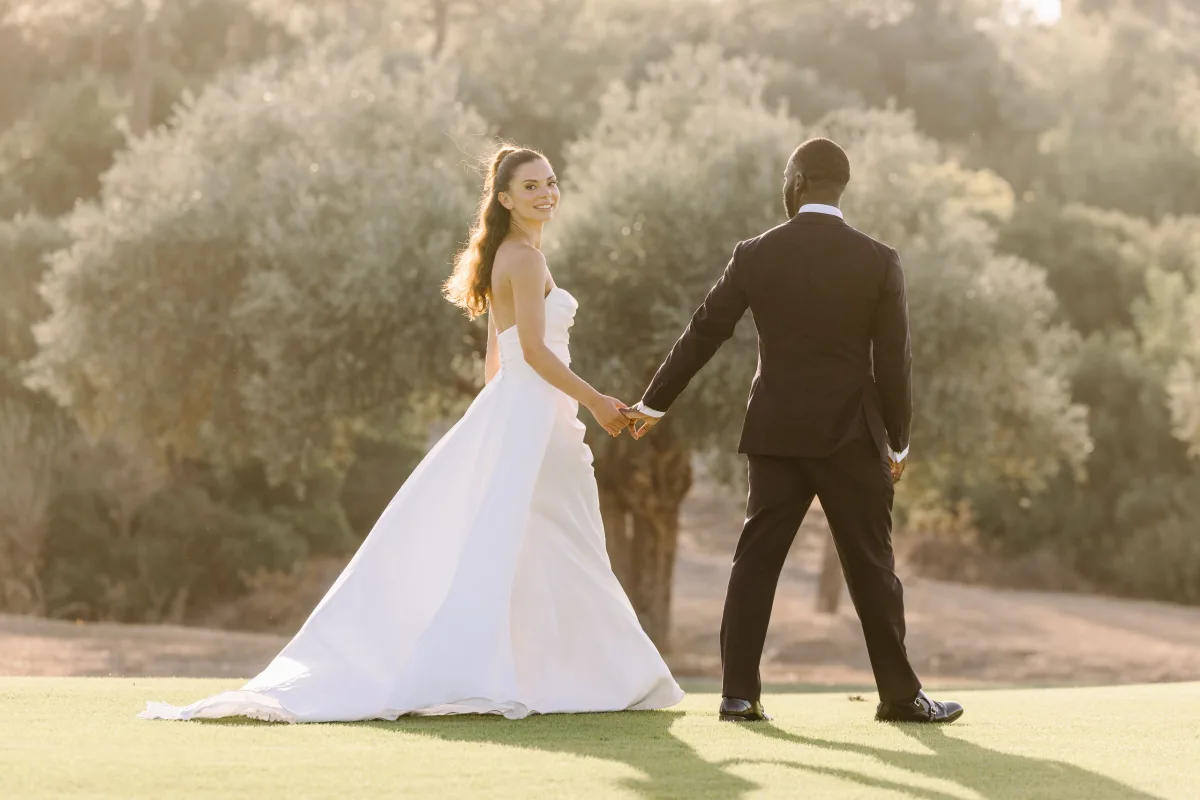 Zeytin ağaçlarının arasında el ele yürüyen çift, Korineum Golf & Beach Resort — Mert Gardiyanoğlu Photography