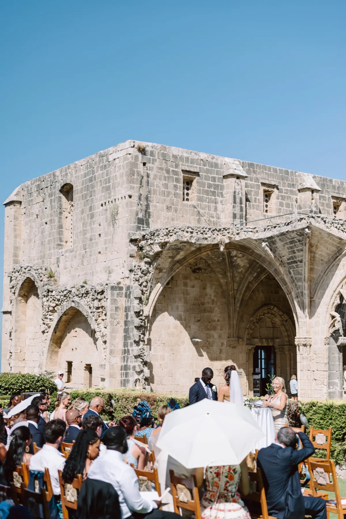 Manastır avlusunda kurulmuş tören alanı ve davetliler, Bellapais Manastırı — Mert Gardiyanoğlu Photography