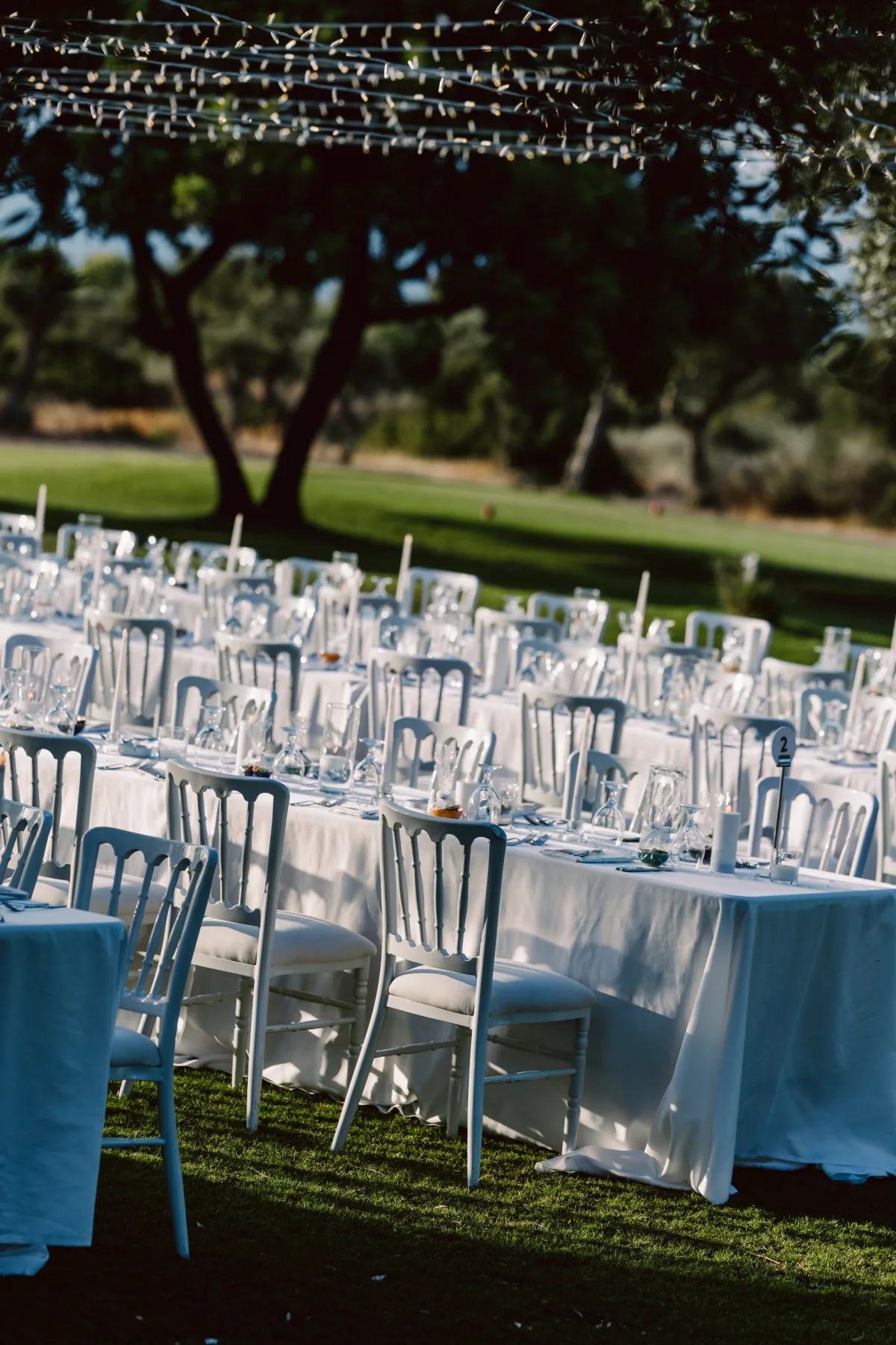 Golf sahasına kurulmuş mavi-beyaz masa düzeni, Korineum Golf & Beach Resort — Mert Gardiyanoğlu Photography