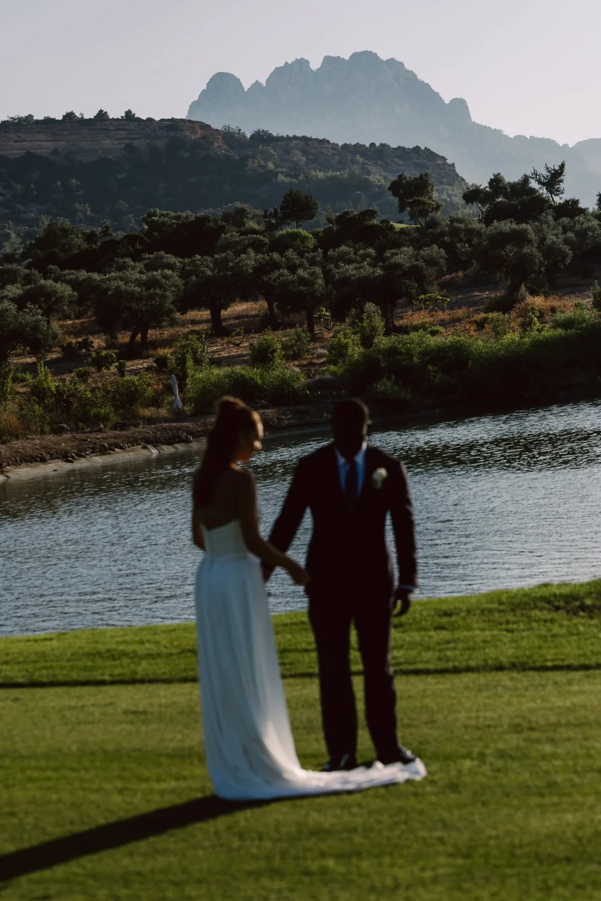 Göl kenarında çift, arkada Beşparmak sırtı, Korineum Golf & Beach Resort — Mert Gardiyanoğlu Photography