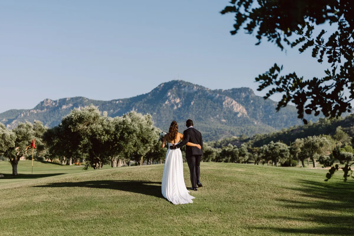 Zeytinlikte çift, arkada dağ manzarası, Korineum Golf & Beach Resort — Mert Gardiyanoğlu Photography