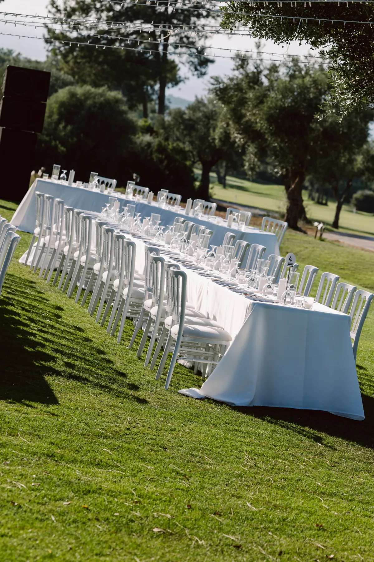 Çimen üzerine kurulmuş uzun beyaz düğün masası, Korineum Golf & Beach Resort — Mert Gardiyanoğlu Photography