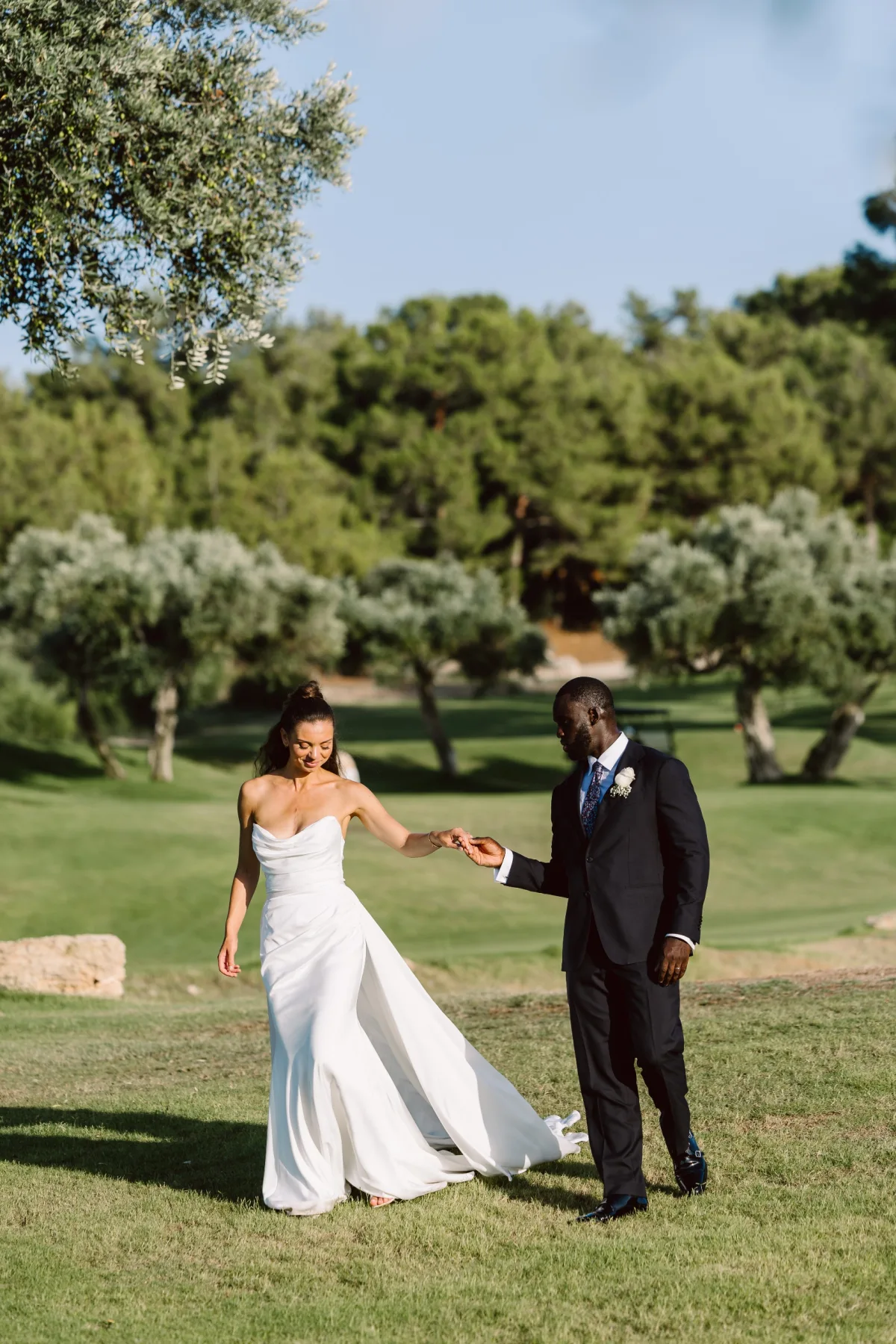 Golf sahasında el ele dönen çift, Korineum Golf & Beach Resort — Mert Gardiyanoğlu Photography