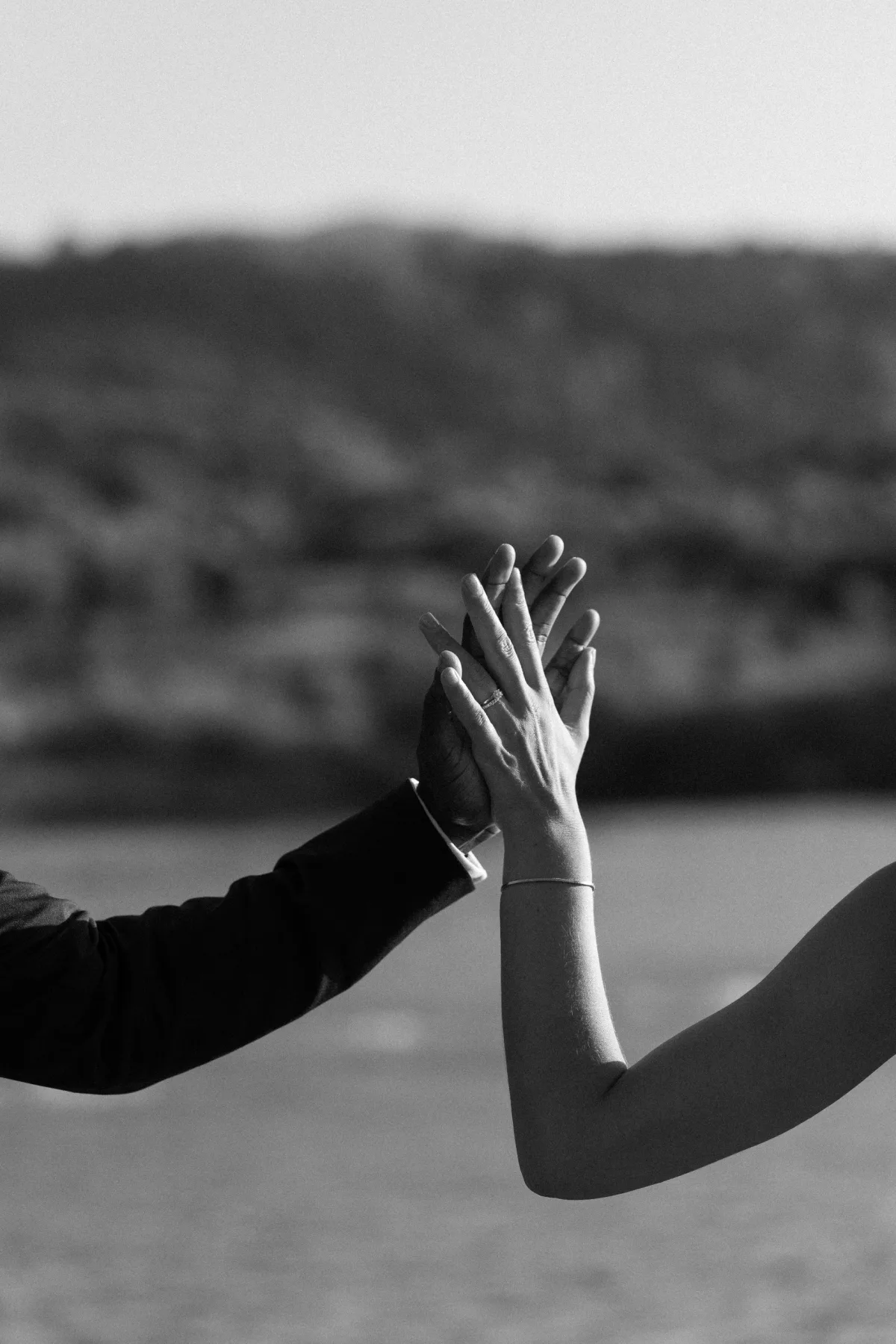 Birbirine uzanan eller, siyah beyaz, Korineum Golf & Beach Resort — Mert Gardiyanoğlu Photography