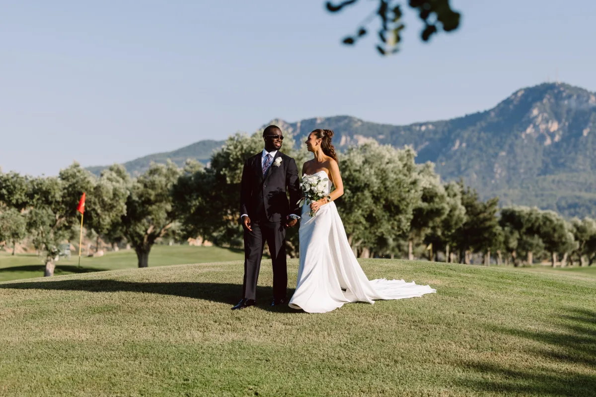 Zeytinlikte çift, arkada Beşparmak dağları, Korineum Golf & Beach Resort — Mert Gardiyanoğlu Photography