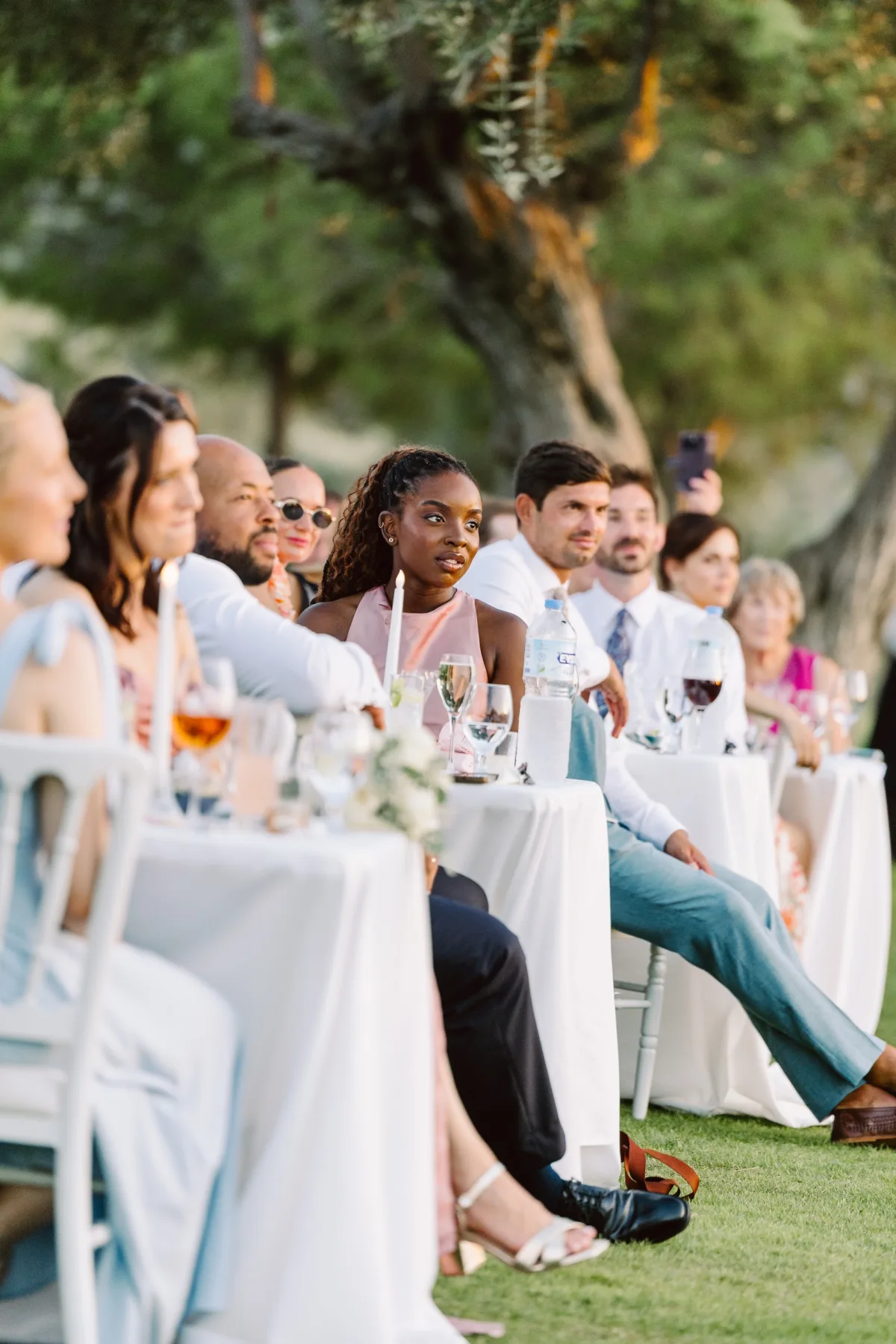 Yemekte masadaki davetliler, Korineum Golf & Beach Resort — Mert Gardiyanoğlu Photography