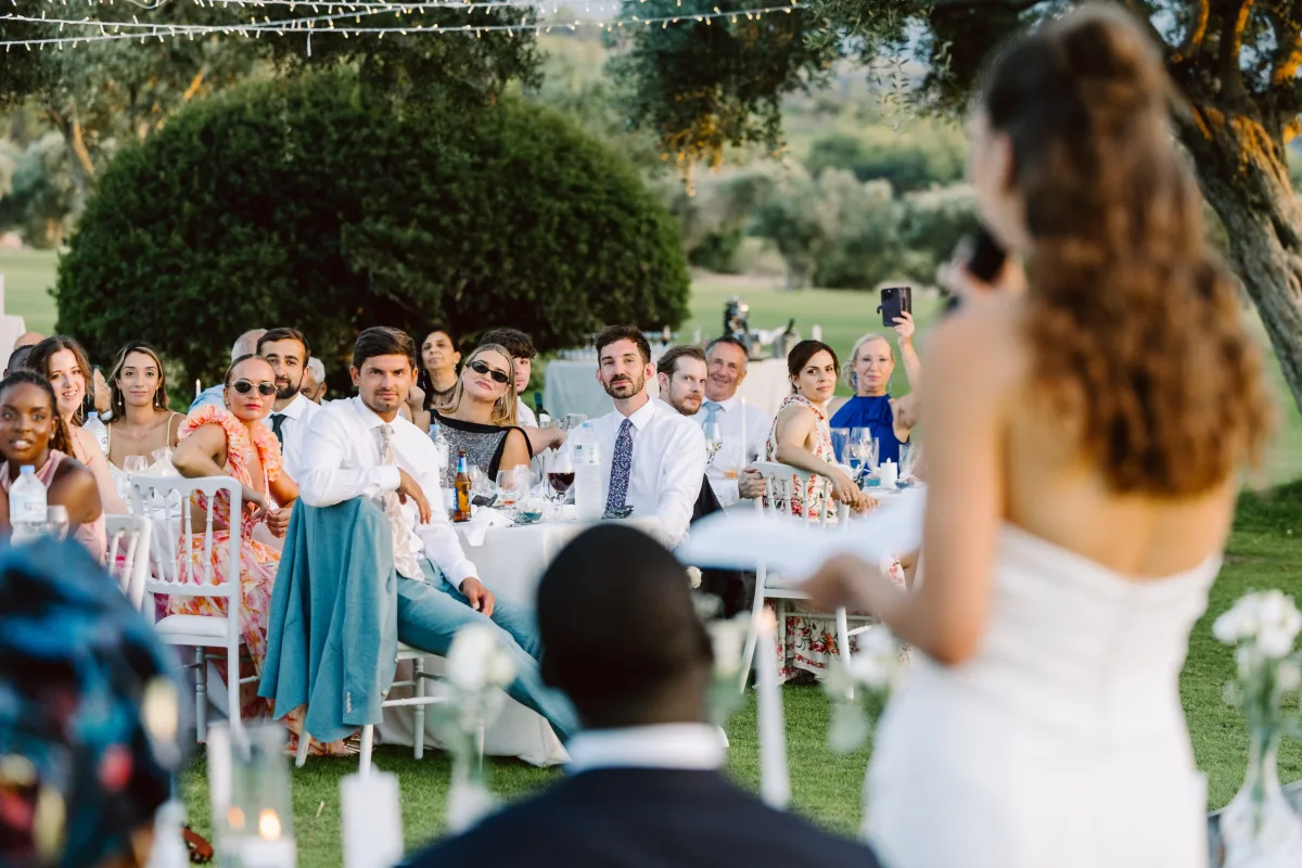 Gelin masaların karşısında konuşma yaparken, Korineum Golf & Beach Resort — Mert Gardiyanoğlu Photography